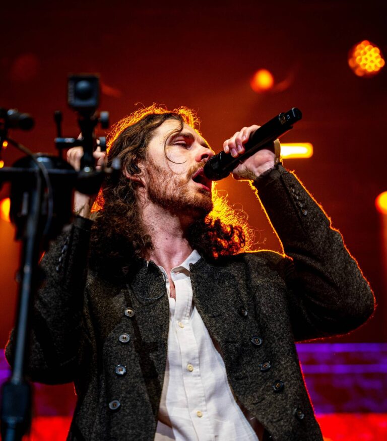 2559504 Web1 240820 Hozier 04.jpg