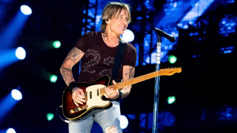 Keith Urban Plays Free Pop Up Concert Outside A Buc Ees Store In Alabama E1723926104398.jpg